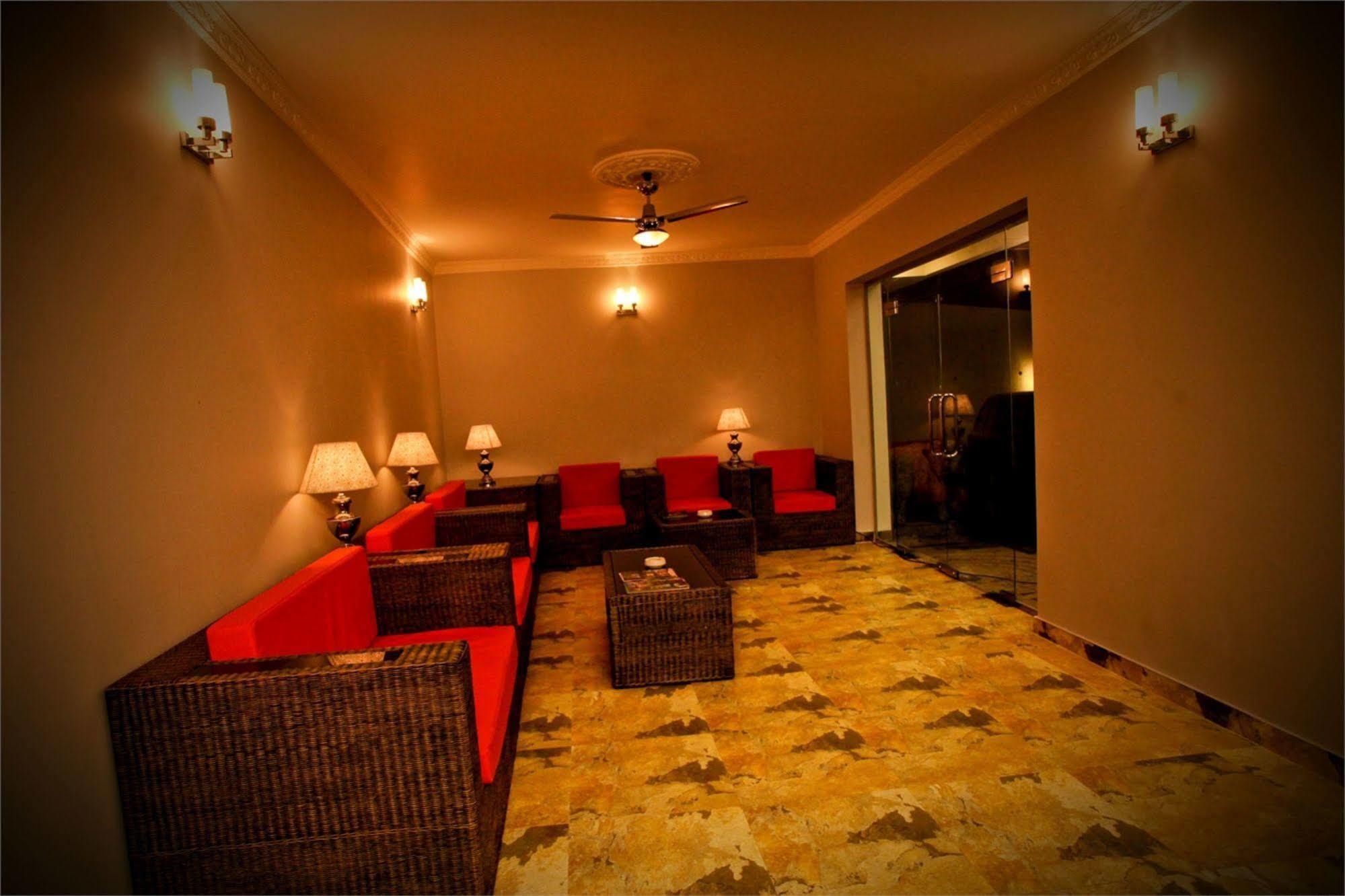 Hotel Travellers Nest Kandy Dış mekan fotoğraf