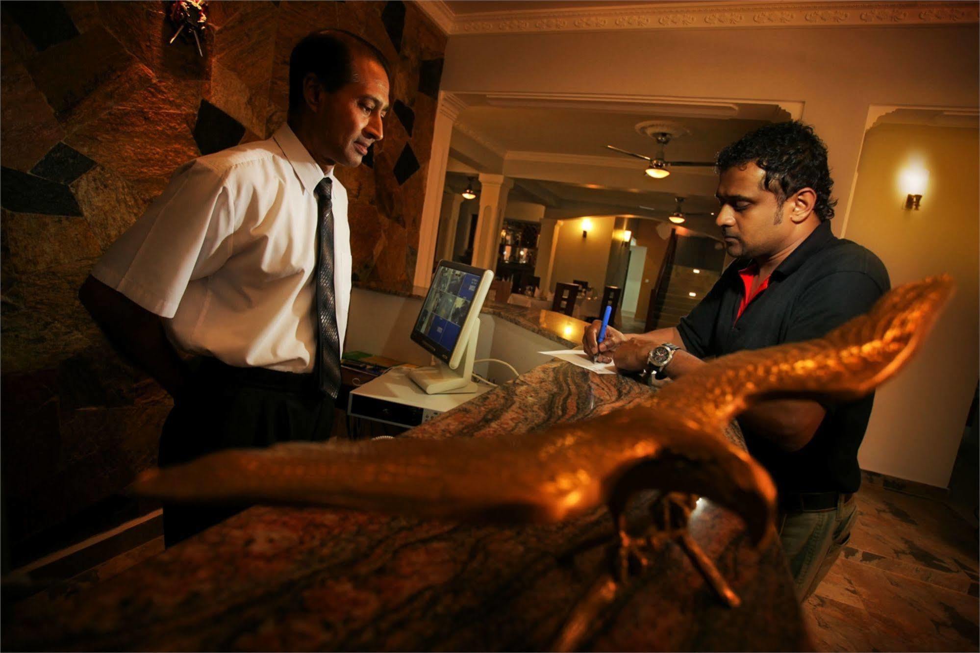 Hotel Travellers Nest Kandy Dış mekan fotoğraf